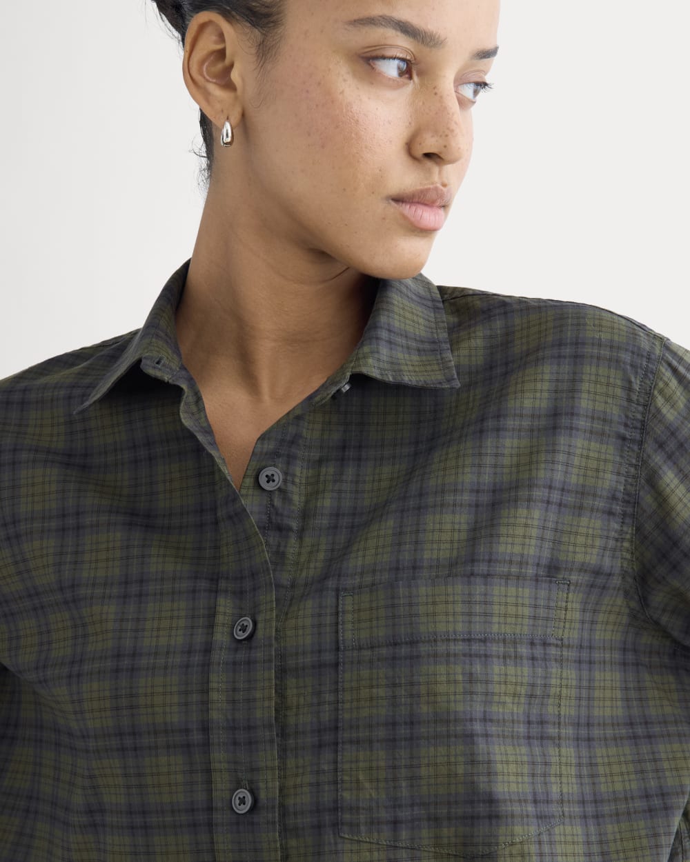 The Way-Short Shirt in Silky Cotton in Duffle Bag Plaid — detail view