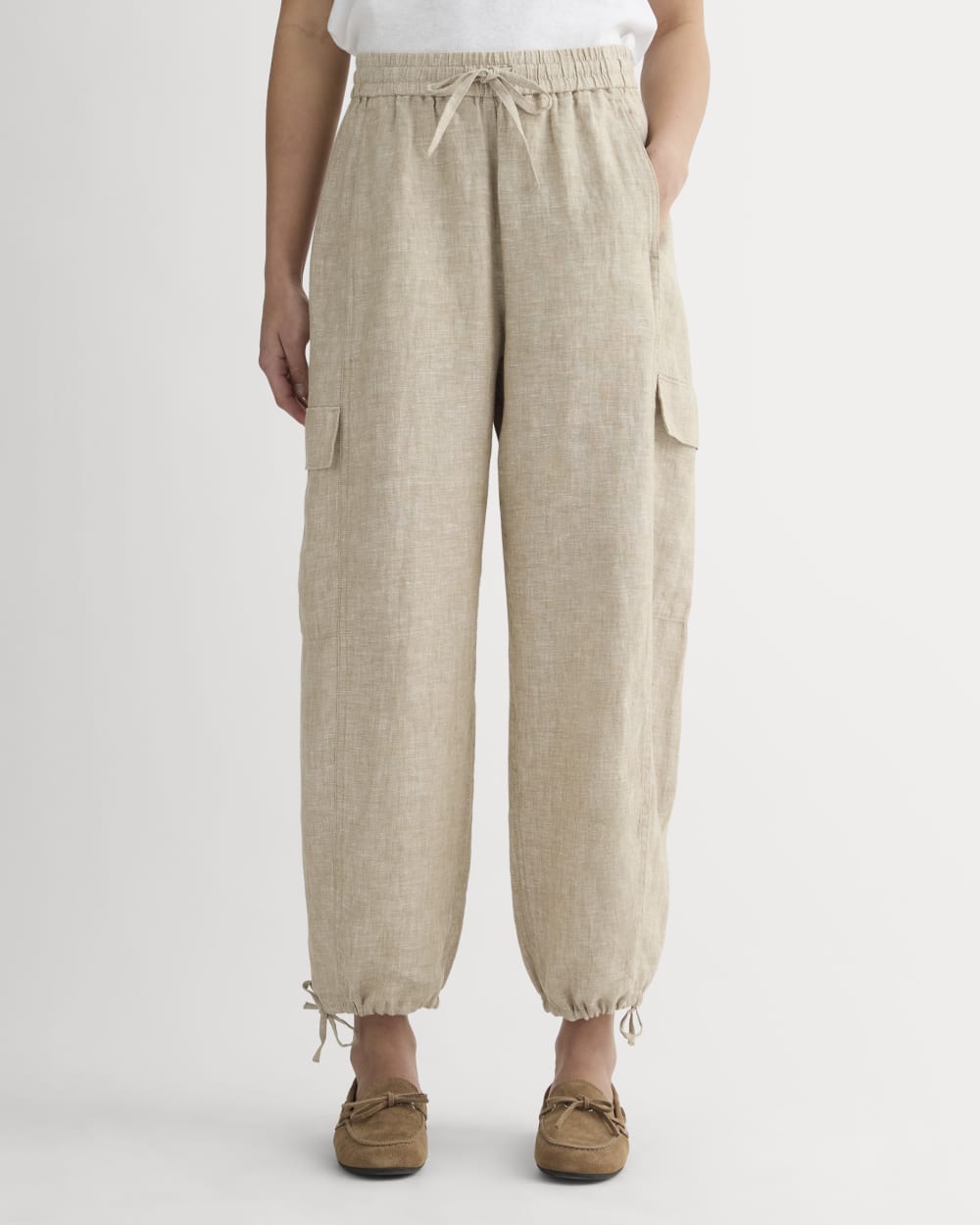 The Cargo Curve Pant in Linen in Cornstalk Chambray — detail view