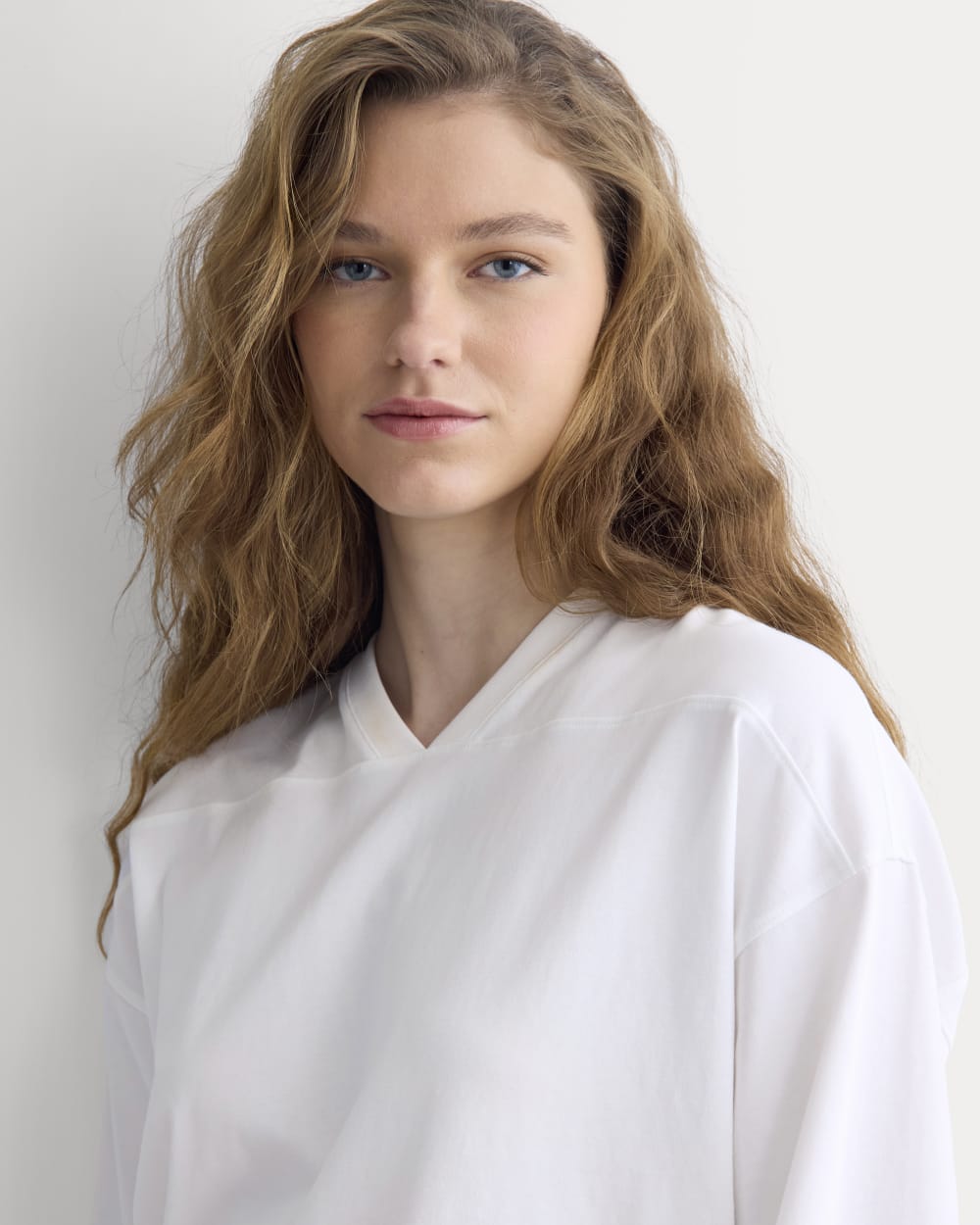 Retro V-Neck Jersey in White — detail view