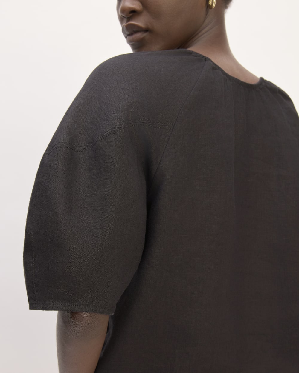 The Scoop Top in Linen in Black — detail view