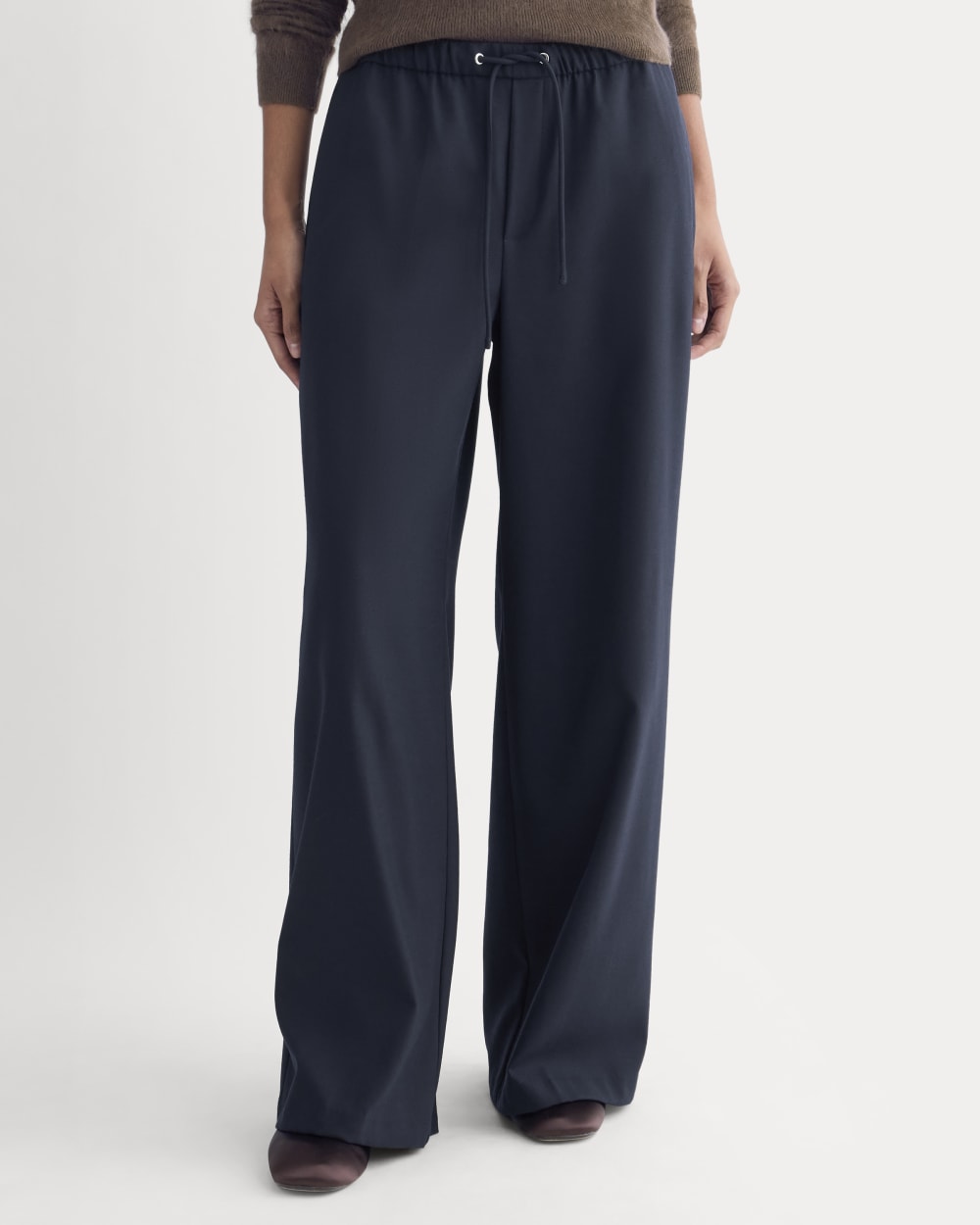 The Pull-On Trouser in Tailor Twill in Midnight Navy — detail view