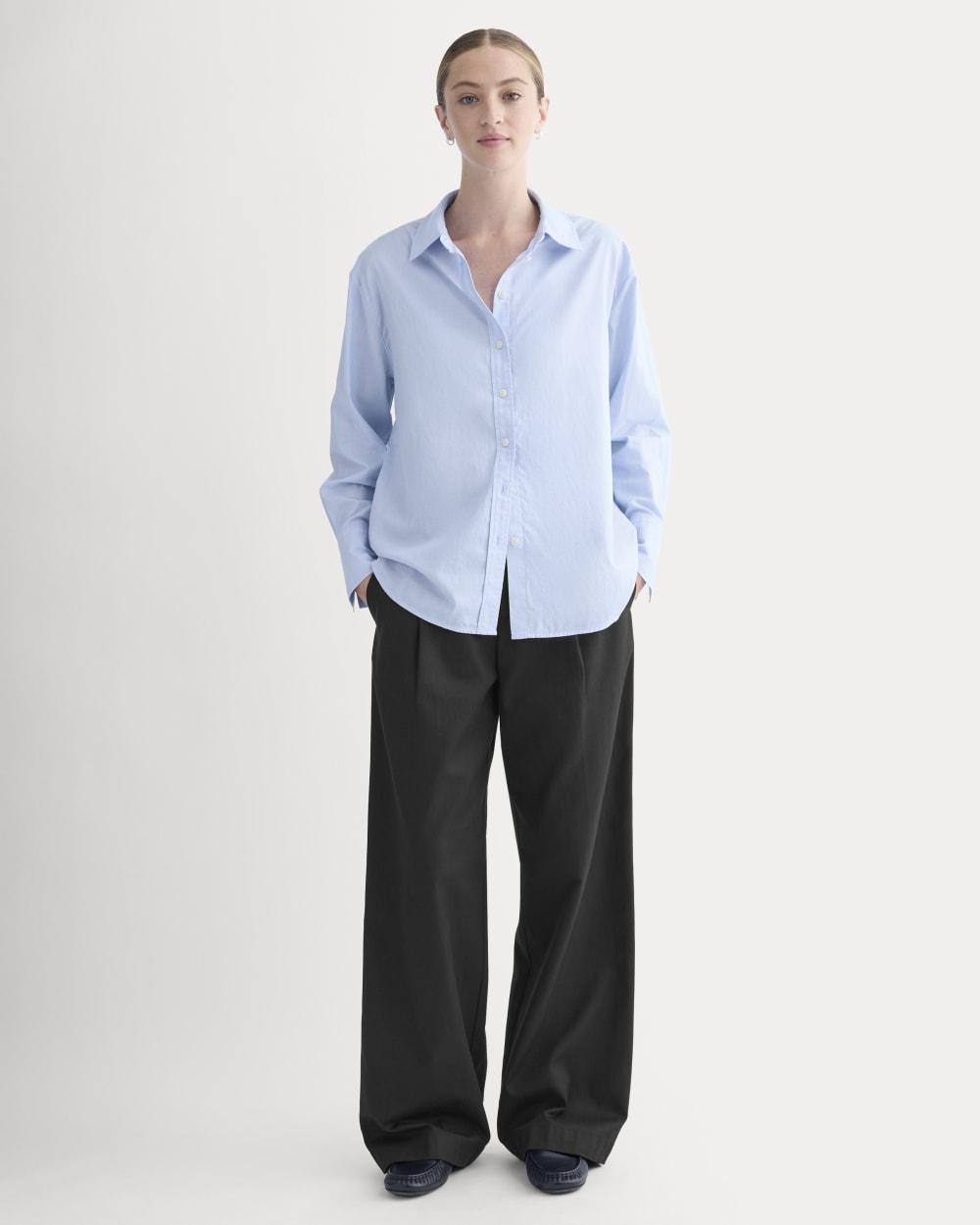 Everyday Shirt in Silky Cotton in Light Blue — detail view