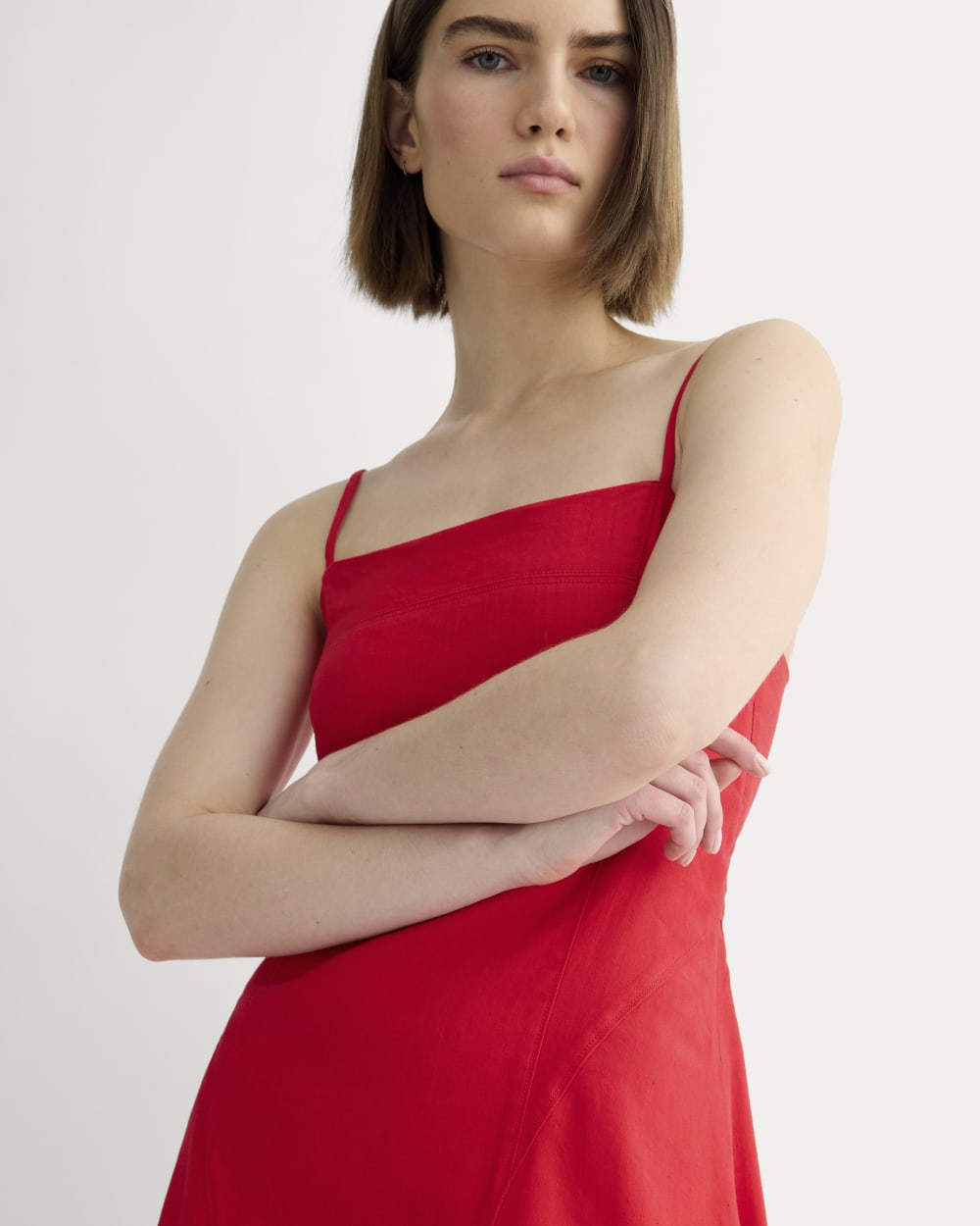 The Seamed Dress in Stretch Linen in Classic Red — detail view