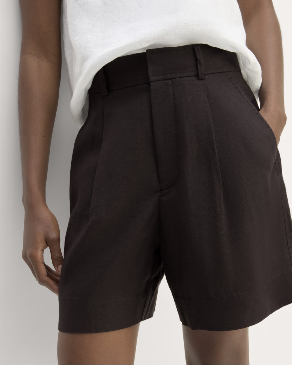 The Linen Way-High® Drape Short in Black — detail view