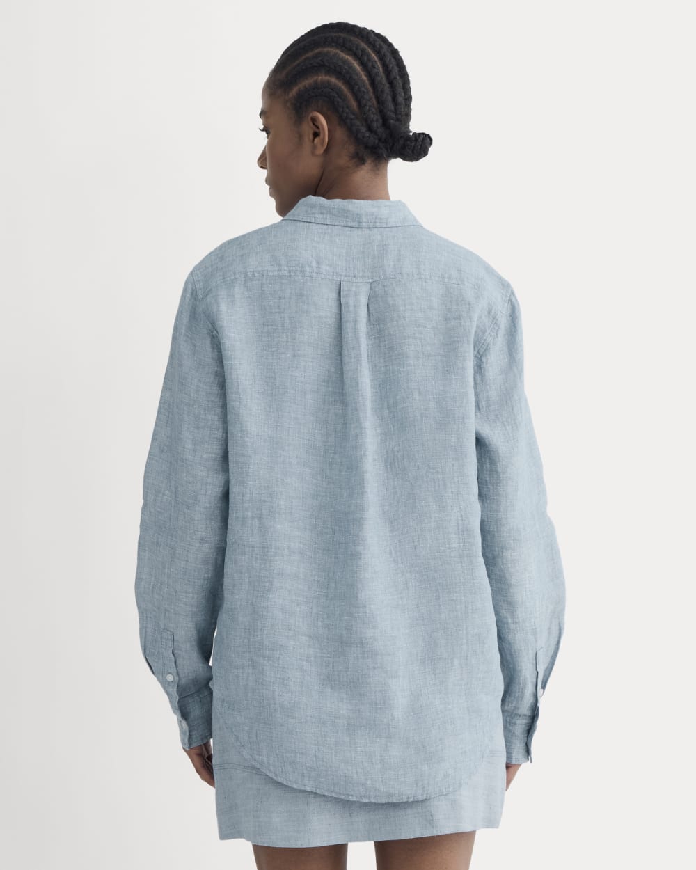 The Must-Have Shirt in Linen in Chambray — detail view