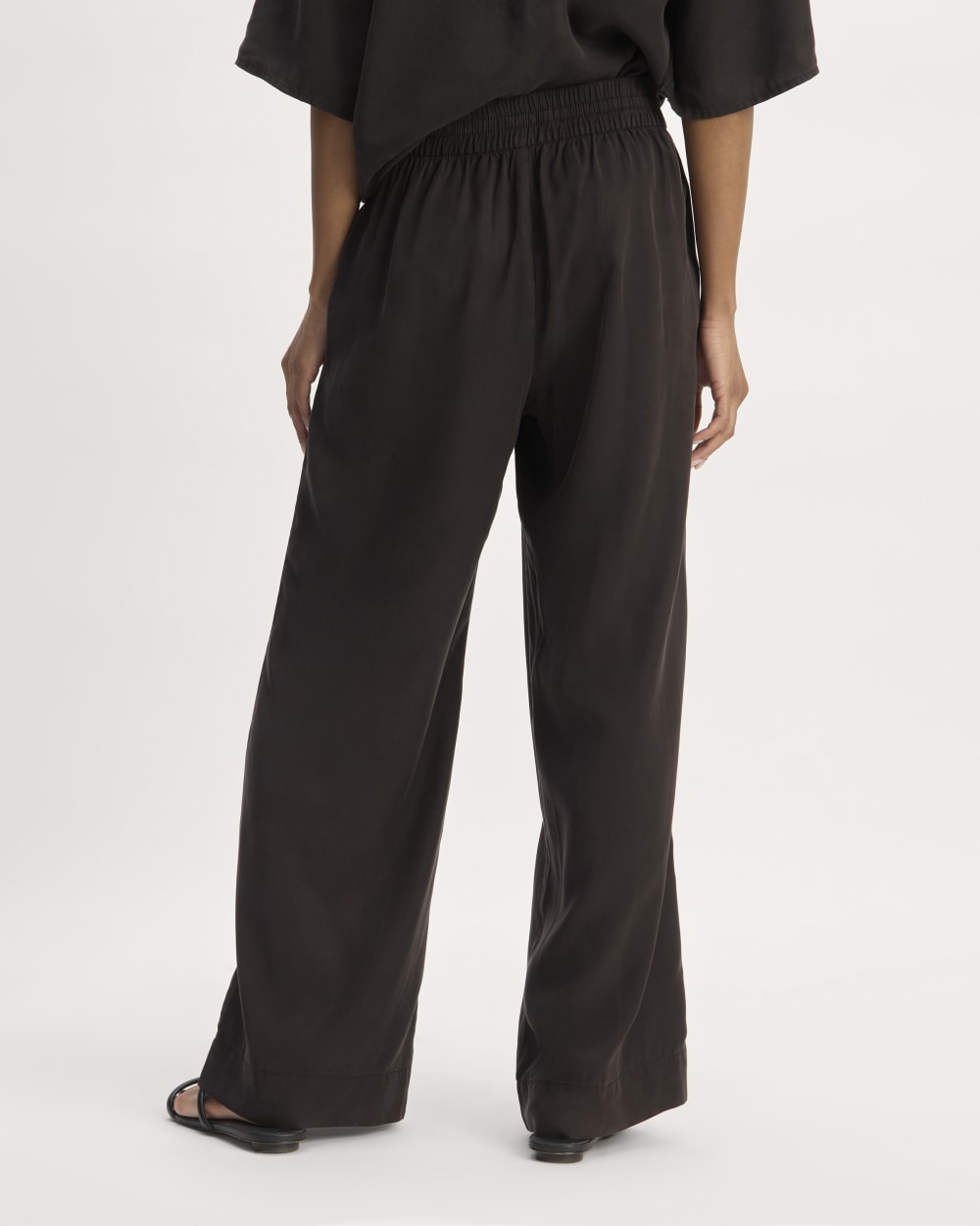 The Wide-Leg Pant in Butterlite in Black — detail view