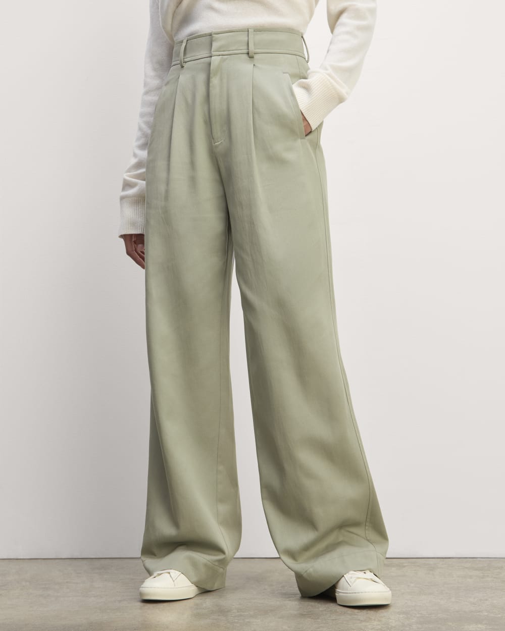 The Draper Pleated Pant in Buttersmooth in Seagrass — detail view