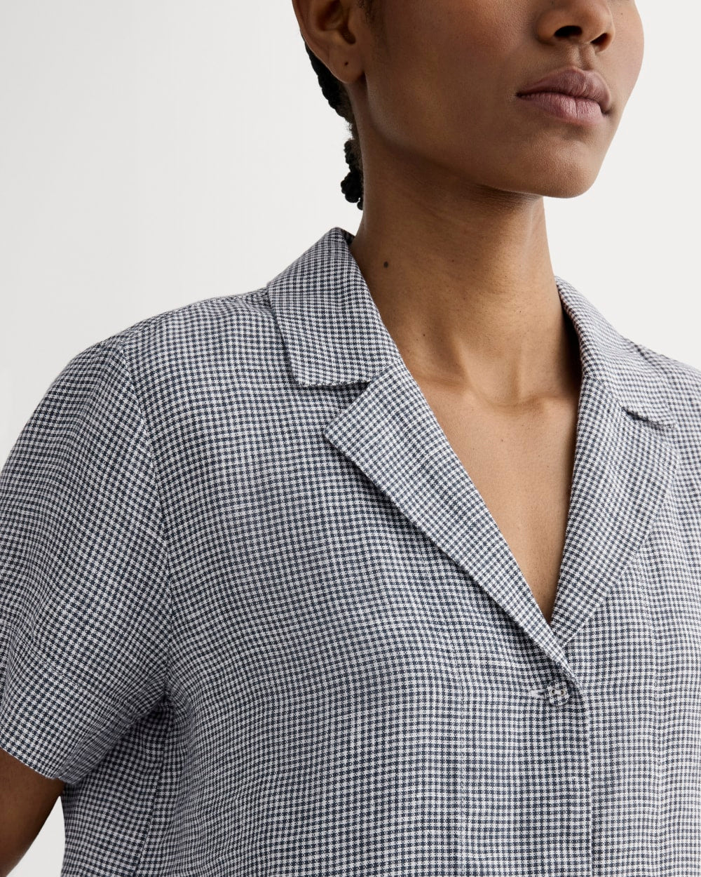The Notch Shirt in Linen in Midnight Navy Gingham — detail view