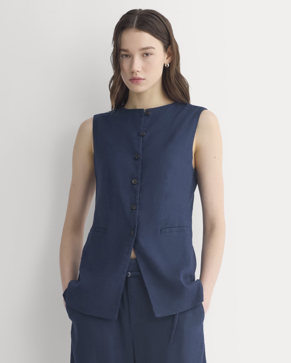 Long Vest in Stretch Linen in Navy — front view