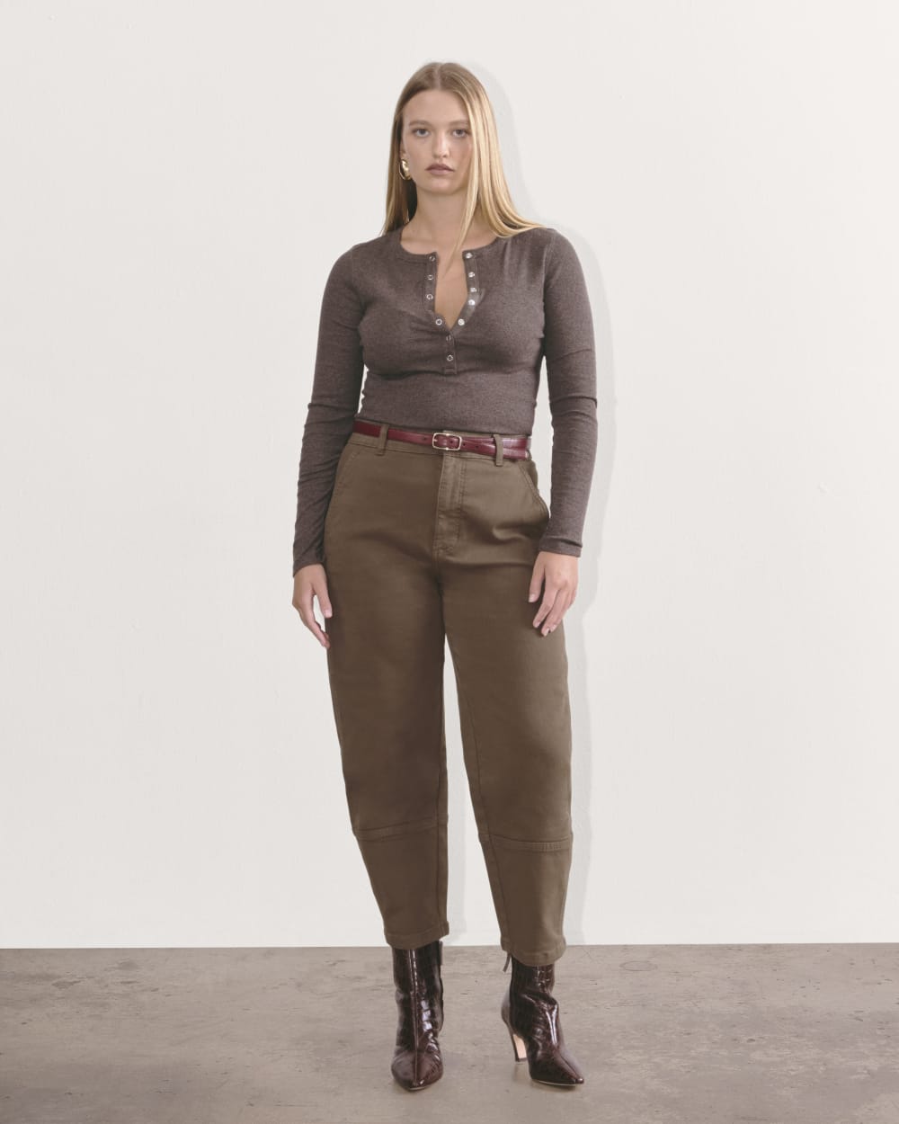 The Utility Barrel Pant in Cocoa — detail view