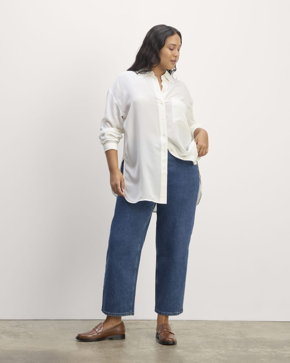 The Boyfriend Shirt in Washable Silk in Off-White — detail view