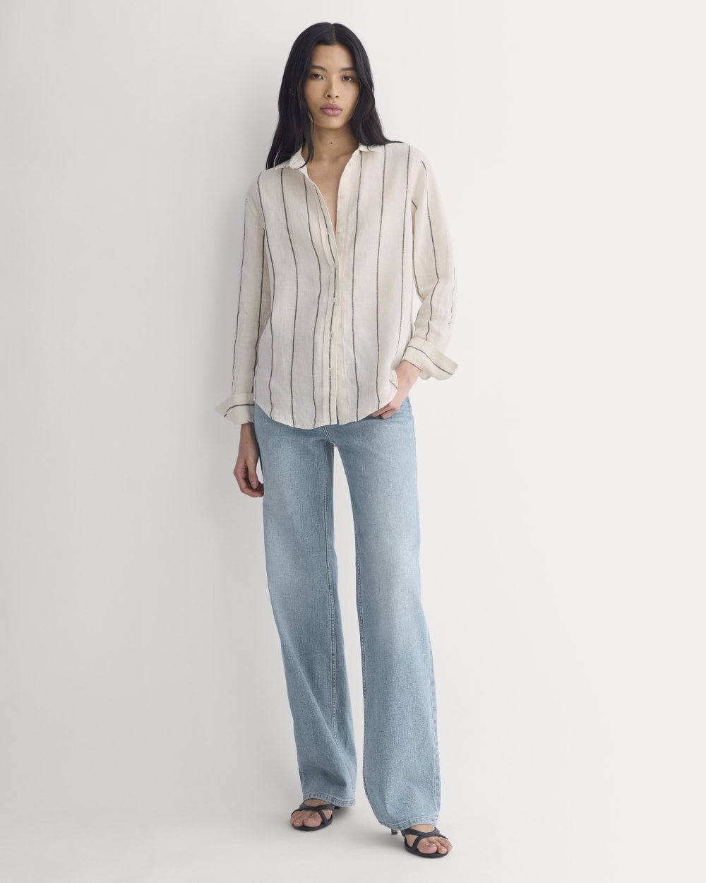 The Must-Have Shirt in Linen in Gardenia/Meteorite — detail view