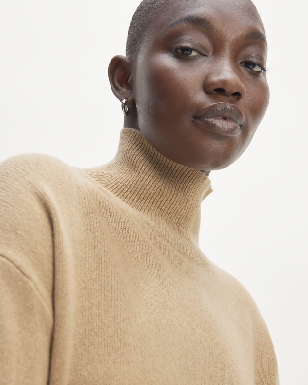 The Cashmere Oversized Turtleneck in Light Camel — detail view