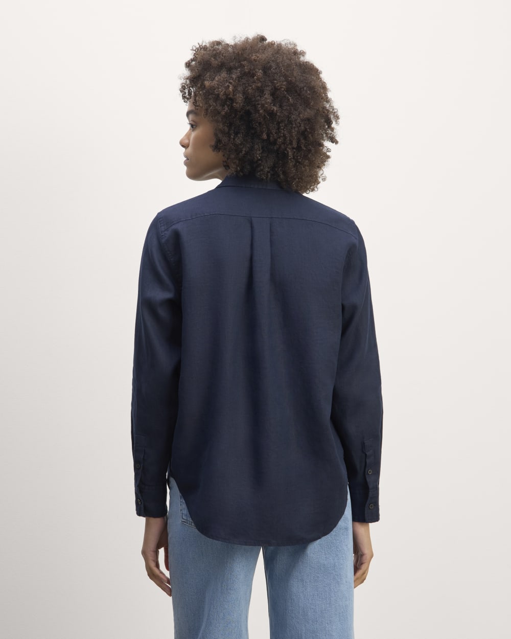 The Must-Have Shirt in Linen in Navy — detail view