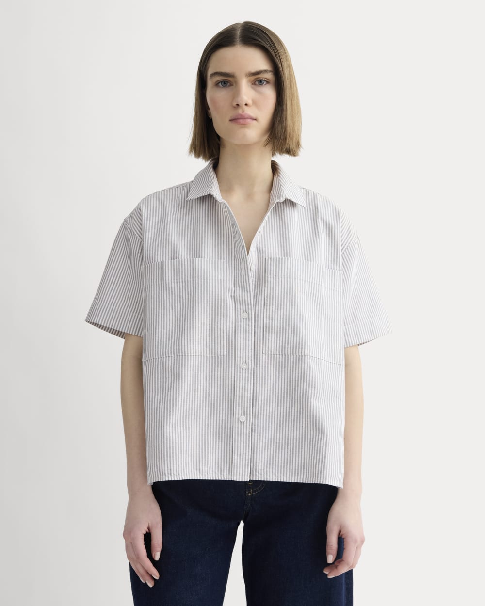 The Short-Sleeve Boxy Oxford in Charcoal / White — front view