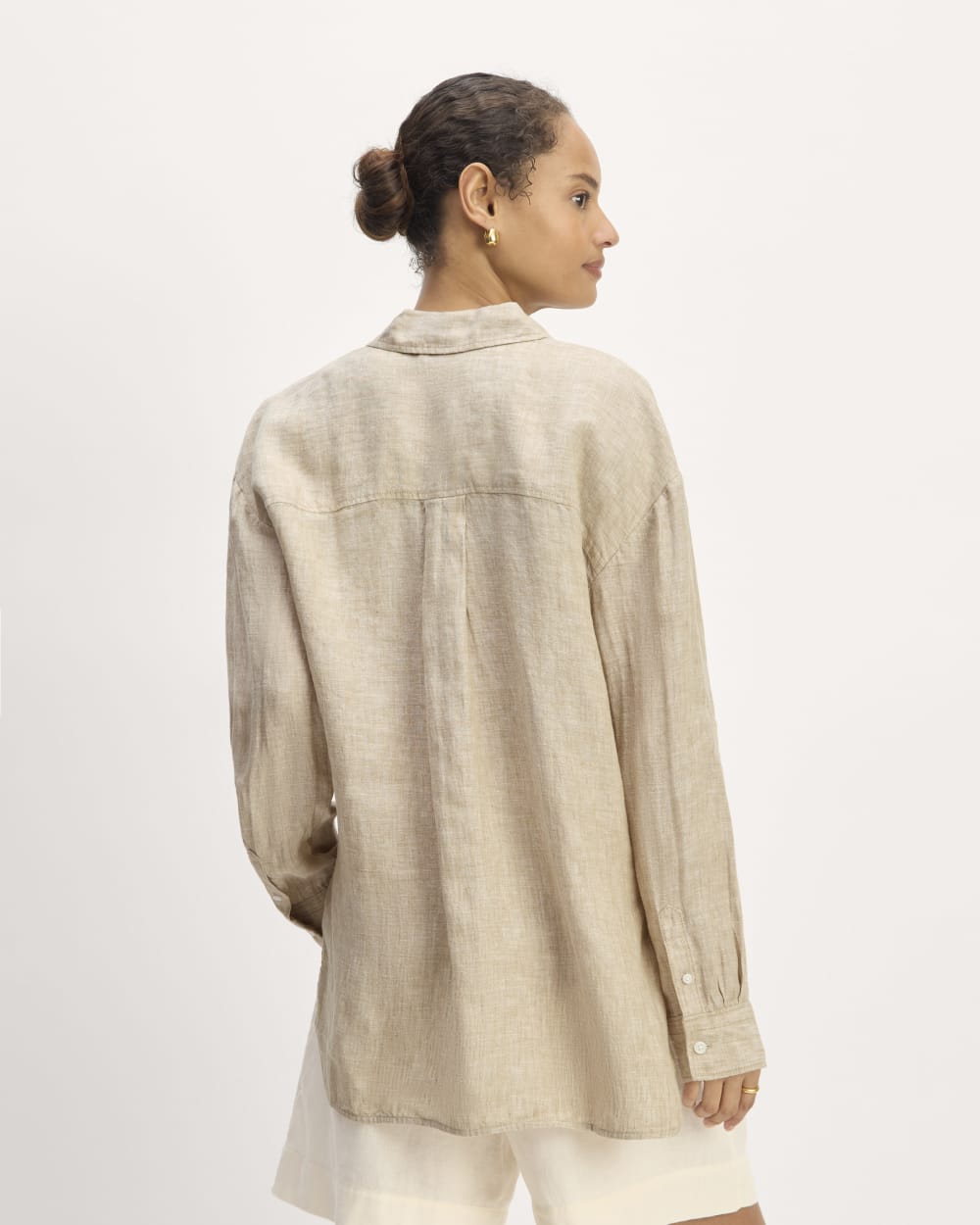 The Boyfriend Shirt in Linen in Cornstalk Chambray — detail view