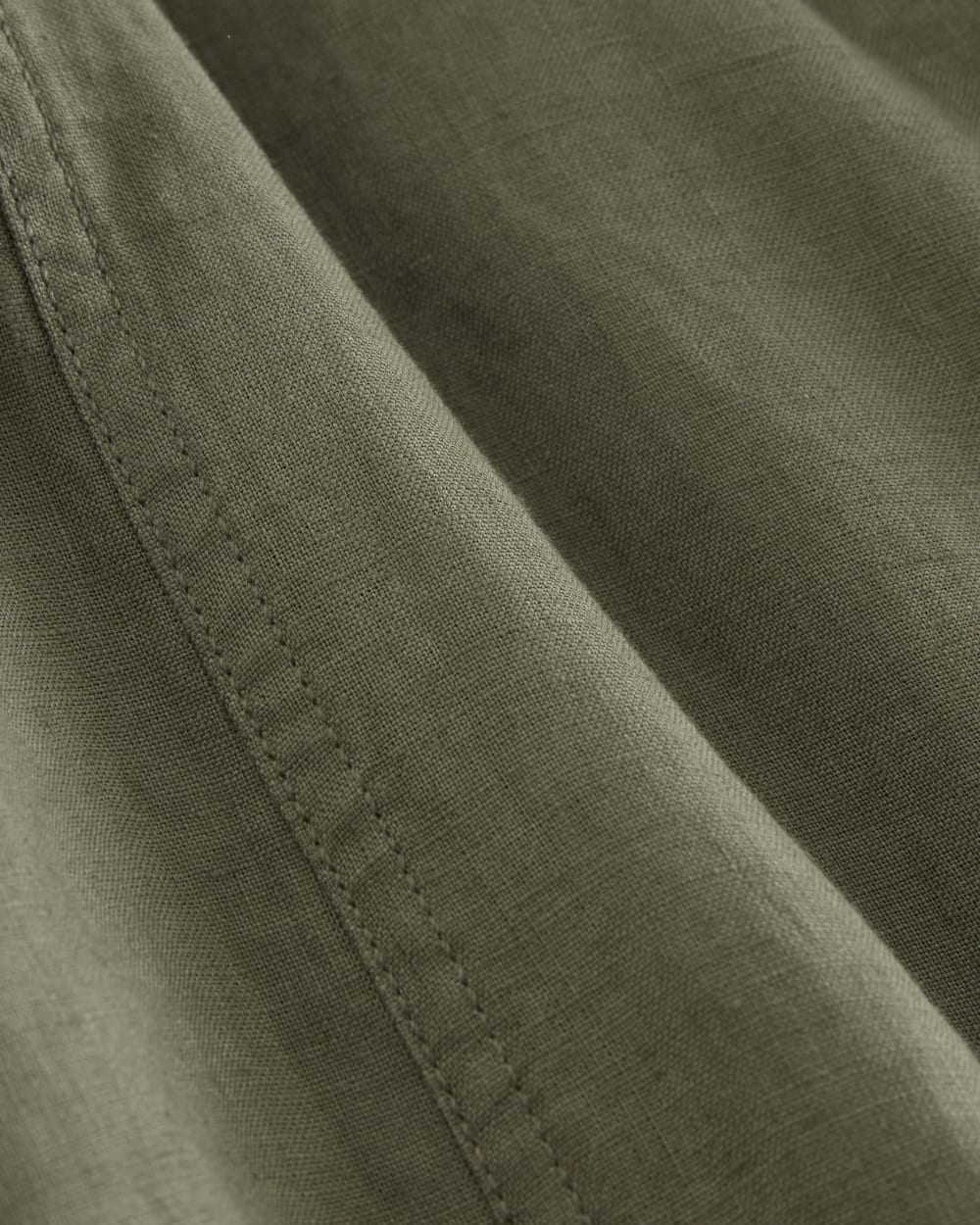 The Cargo Curve Pant in Linen in Kalamata — detail view