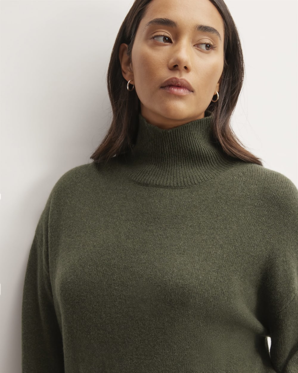 The Cashmere Oversized Turtleneck in Kambaba — detail view