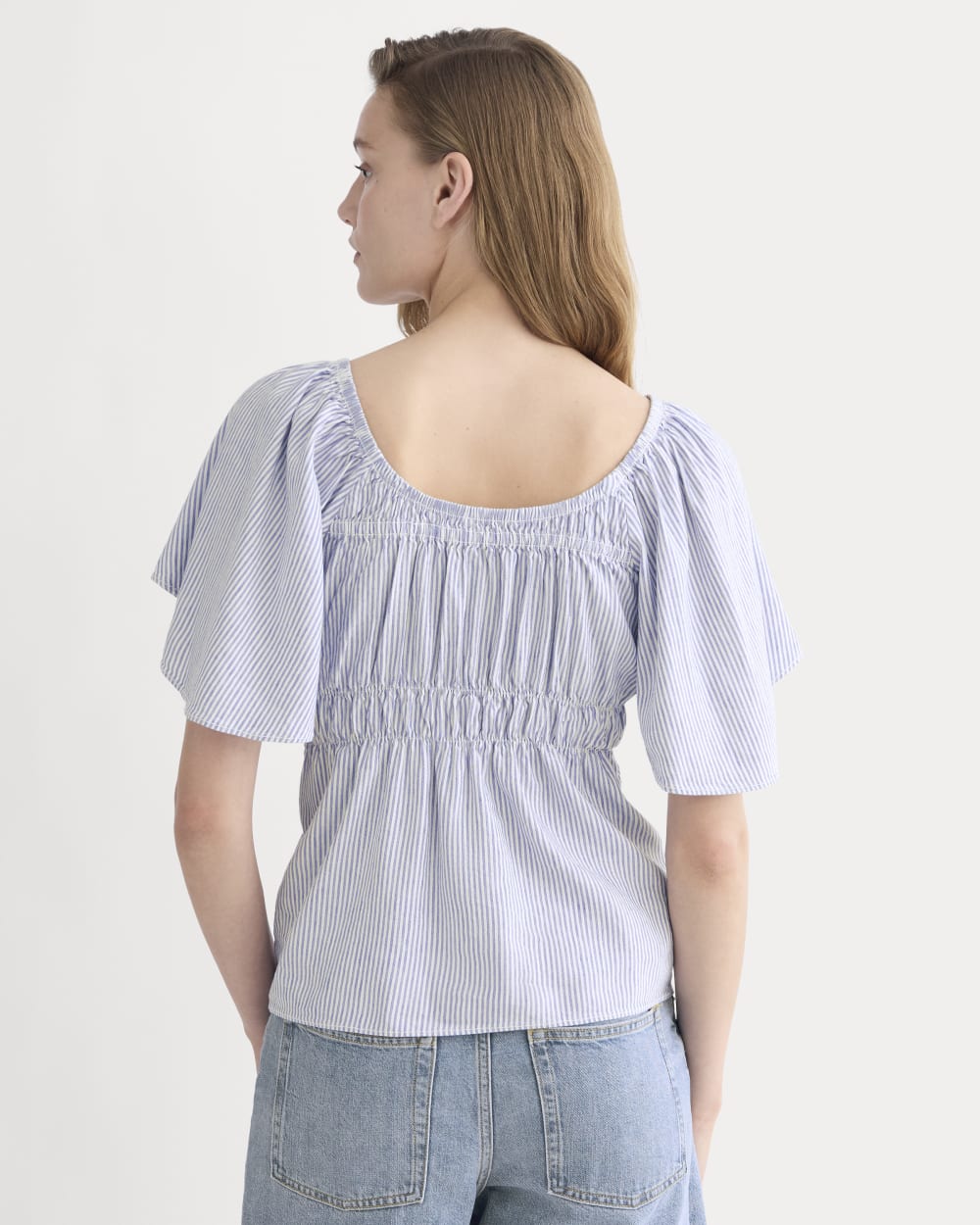 The Flutter-Sleeve Top in Stretch Linen in White / Dutch Blue — detail view