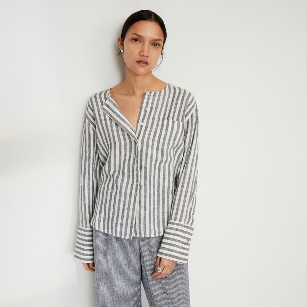 The Linen Popover Shirt in Bone/Navy — front view