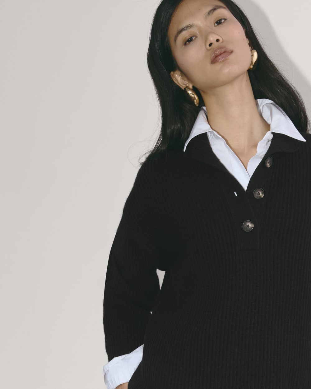 The Cocoon Henley in Wool Cashmere in Black — detail view