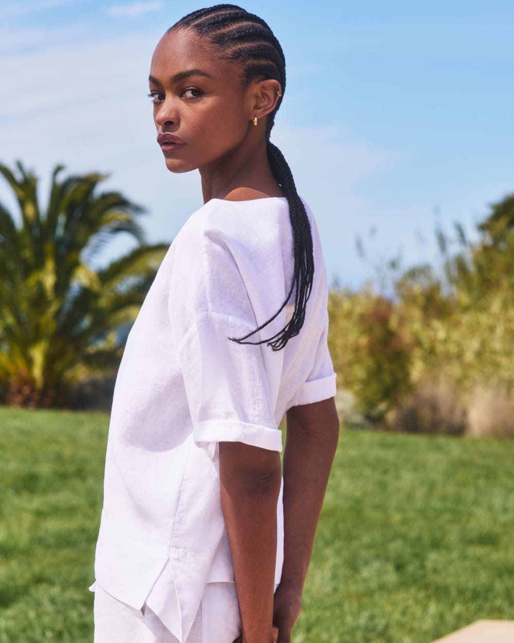 The Boatneck Top in Linen in White — detail view