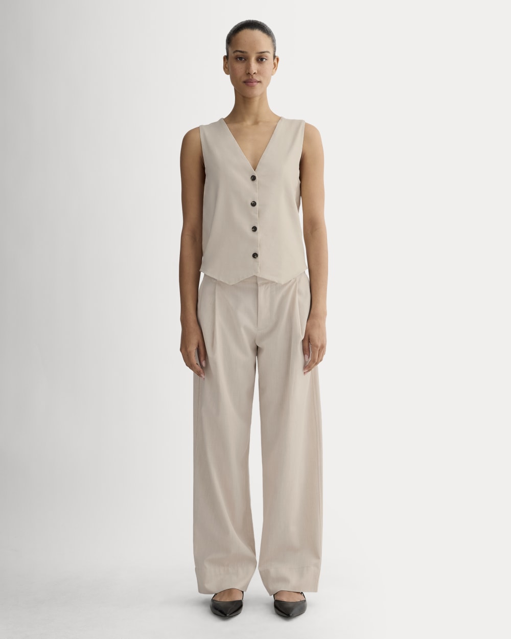 The Vest in Stretch Linen in Birch — detail view