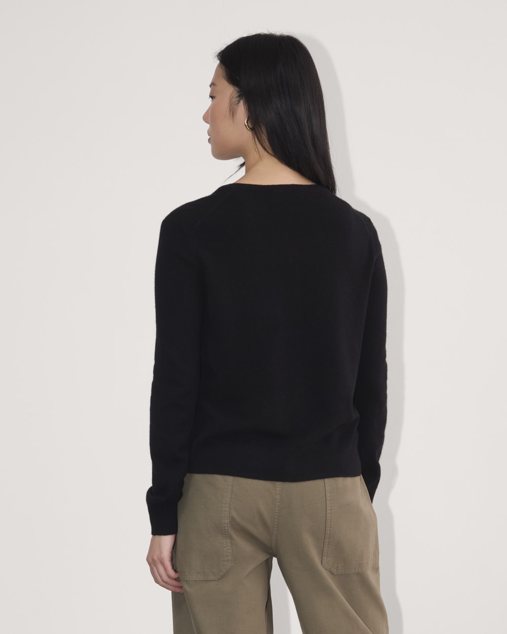 The Classic Cardigan in Cashmere in Black — detail view