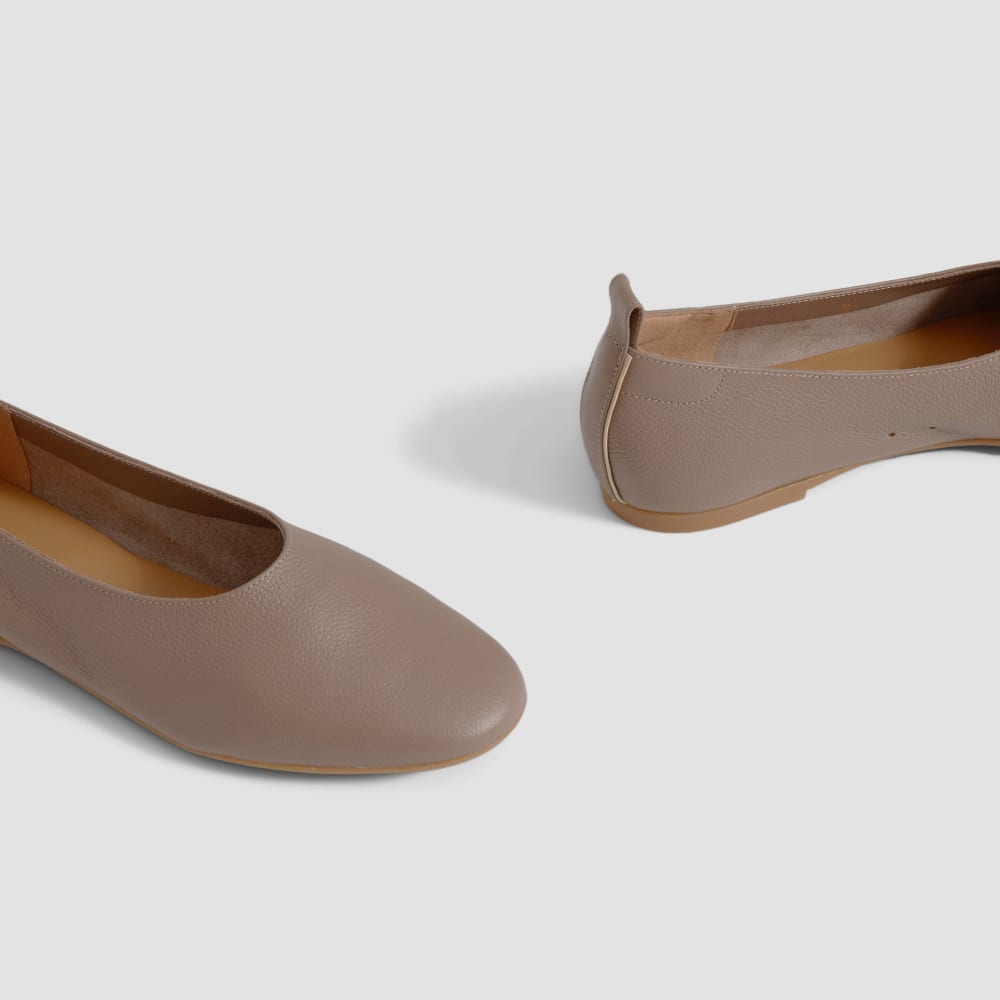 The Day Glove in Narrow Fit in Mocha — detail view