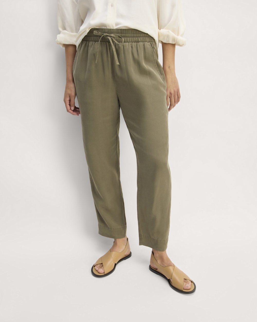 The Tapered Pant in Butterlite in Kalamata — detail view