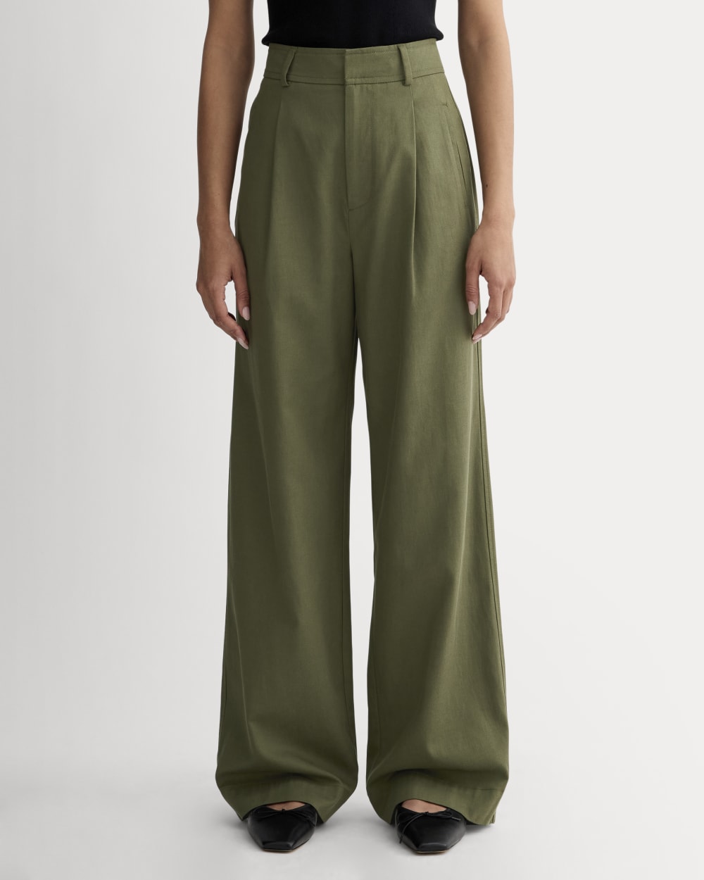 The Draper Pleated Pant in Buttersmooth in Kalamata — detail view