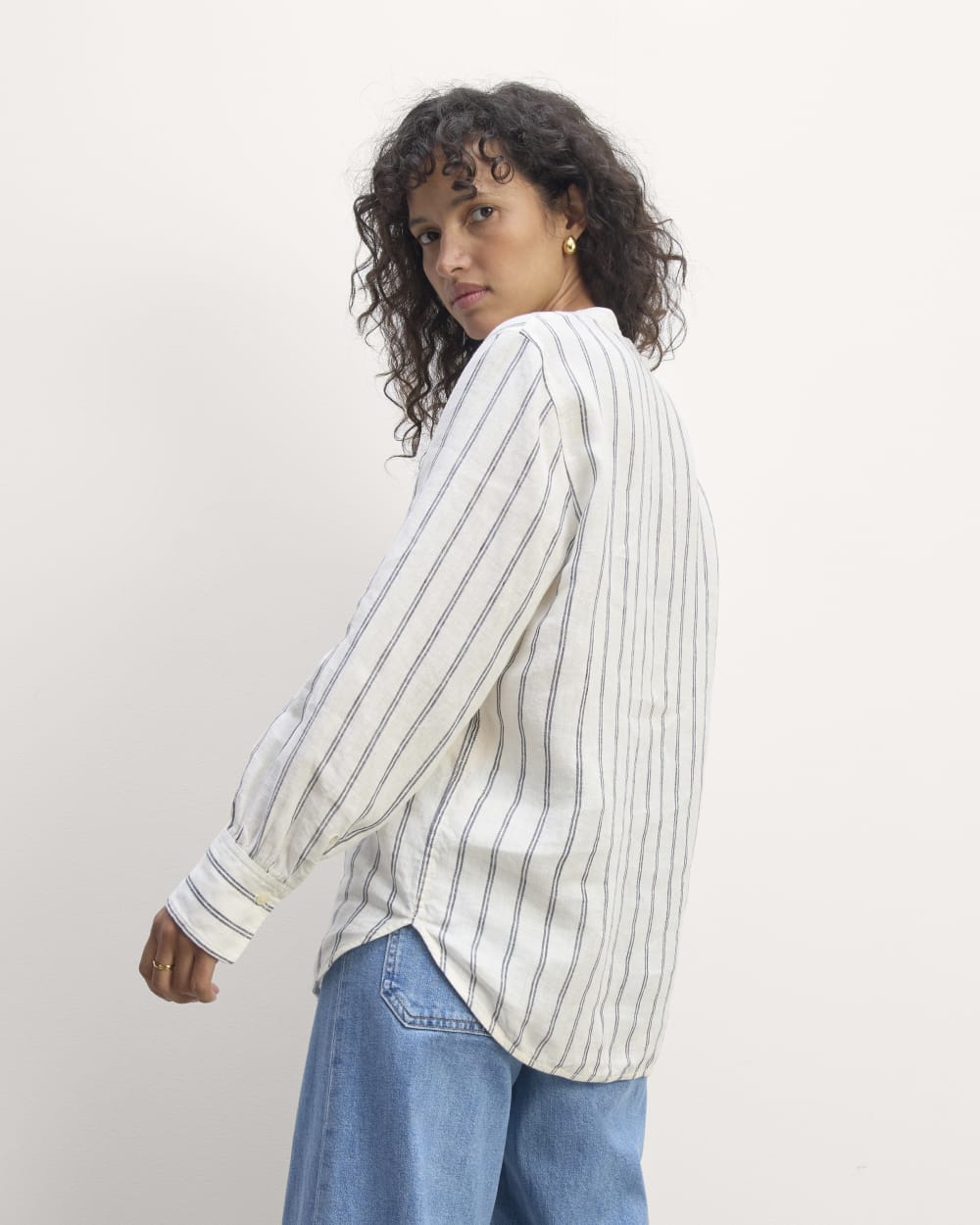 The Henley Shirt in Linen in Bone/Navy — alternate view