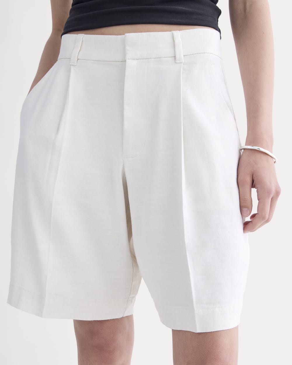 The Pleated Short in Stretch Linen in Natural Chambray — detail view