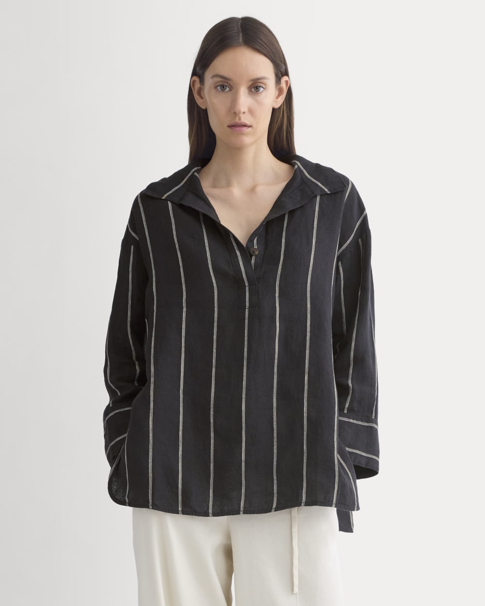Popover Shirt in Linen in Black — front view
