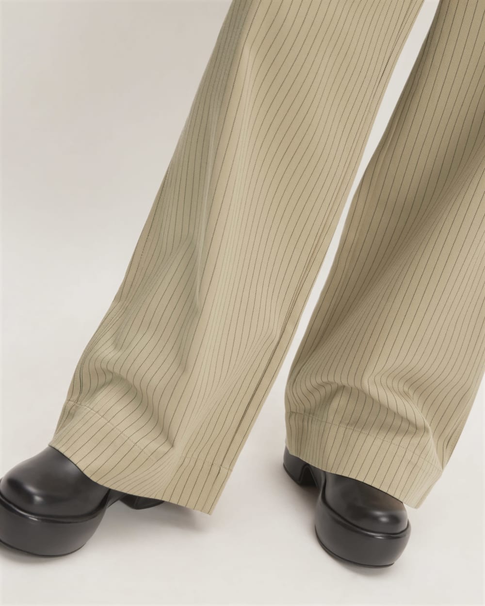 The Draper Pleated Pant in Buttersmooth in Cornstalk / Black — detail view
