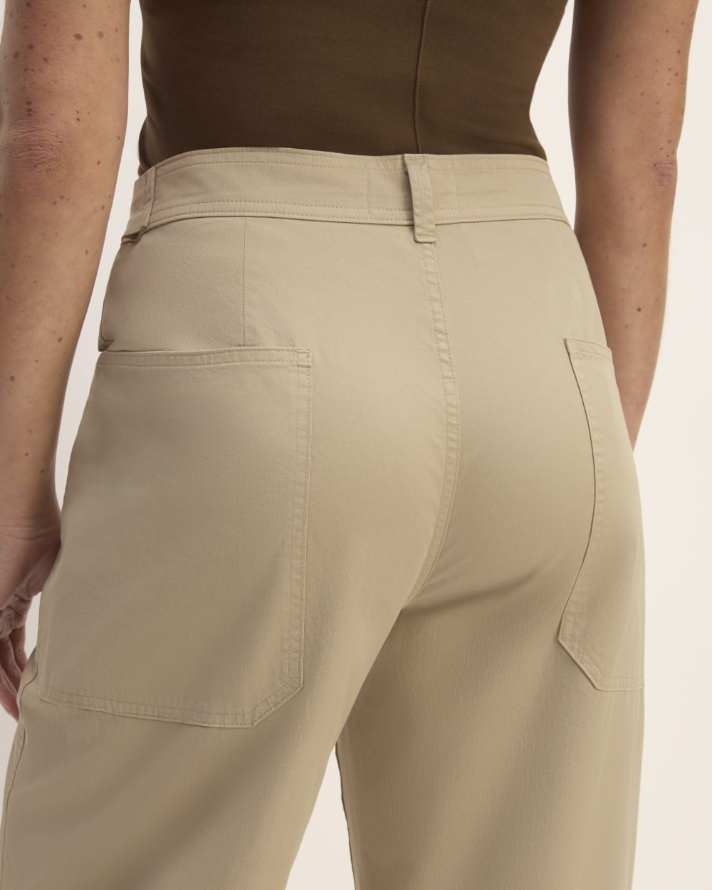 The Barrel Pant in Trench Coat Khaki — detail view