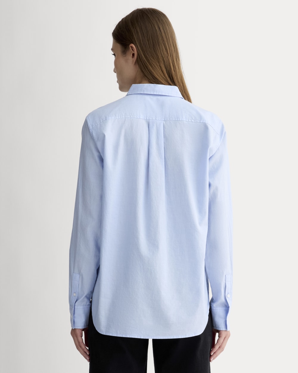 The Must-Have Shirt in Silky Cotton in Pale Blue — detail view