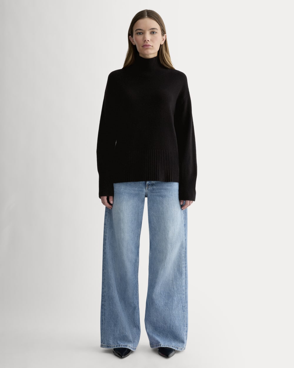 The Boxy Turtleneck in Cashmere in Black — detail view