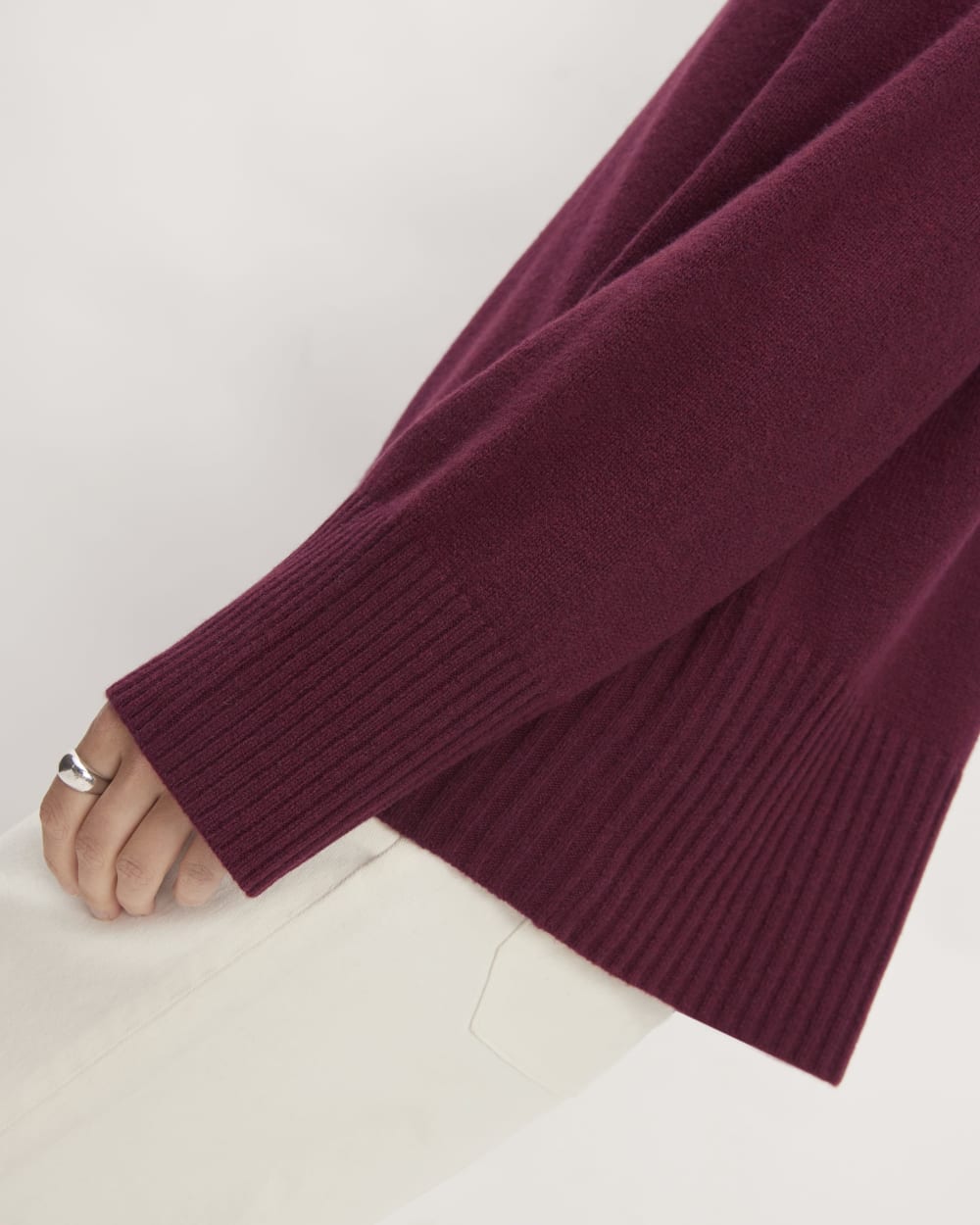 The Cashmere Oversized Turtleneck in Brandy — detail view