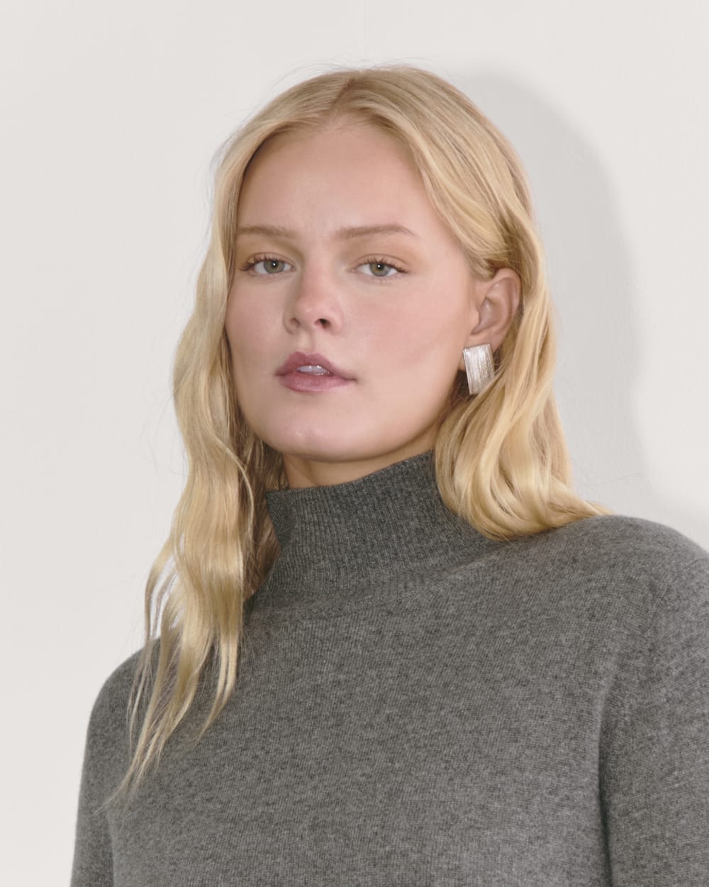 The Turtleneck Sweater Dress in Cashmere in Heather Charcoal — detail view