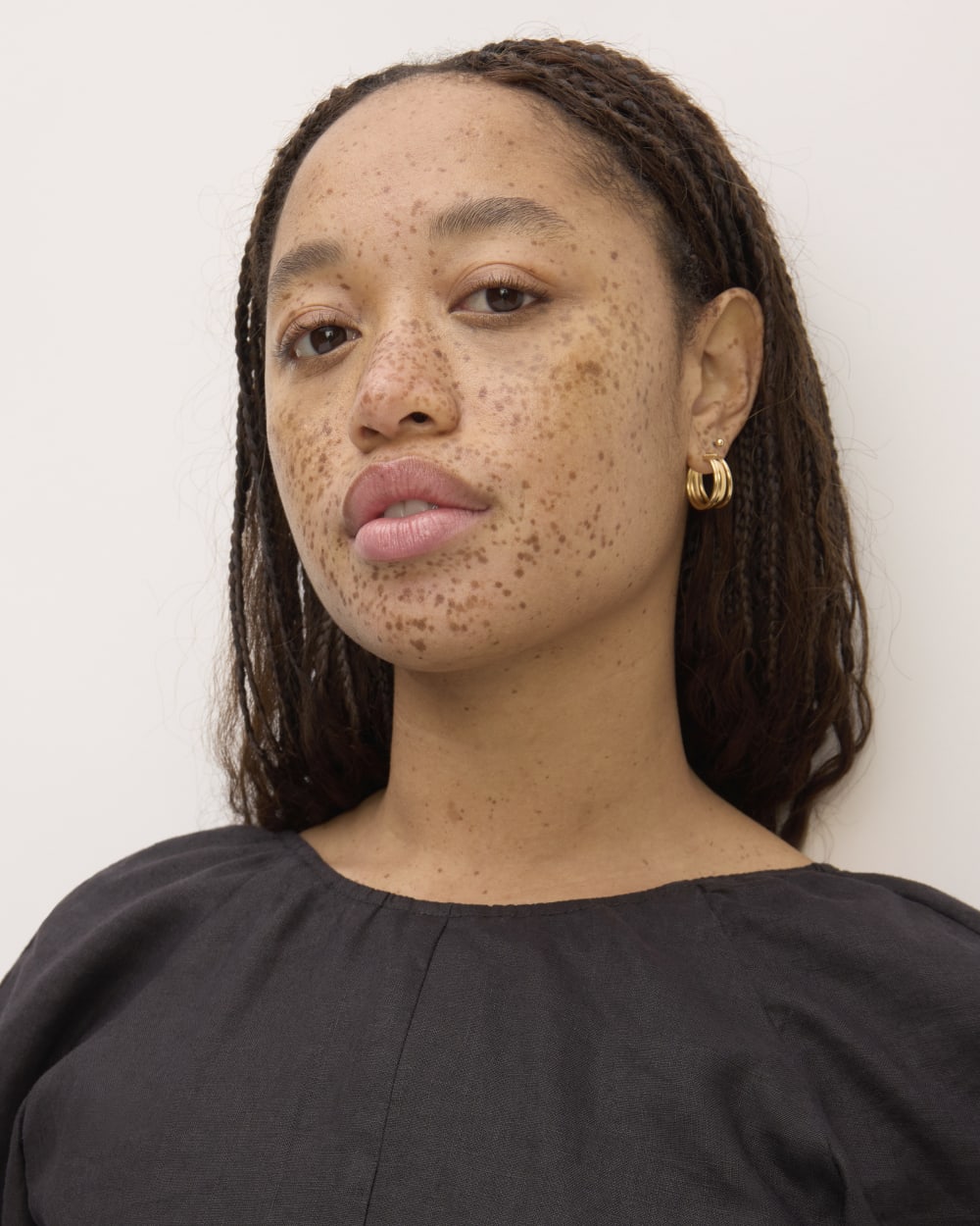 The Linen Short-Sleeve Scoop Midi Dress in Black — detail view