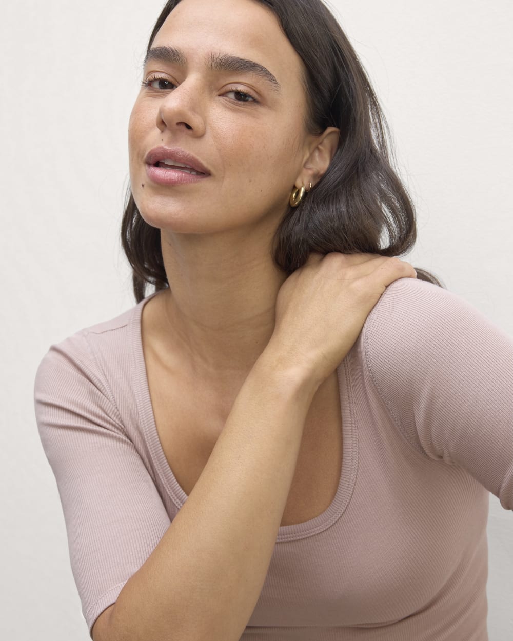 The Luxe Rib Scoop-Neck Tee in Dusty Rose — detail view