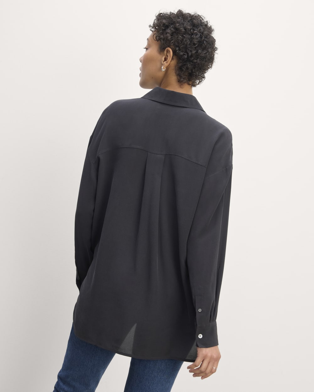 The Boyfriend Shirt in Washable Silk in Black — detail view