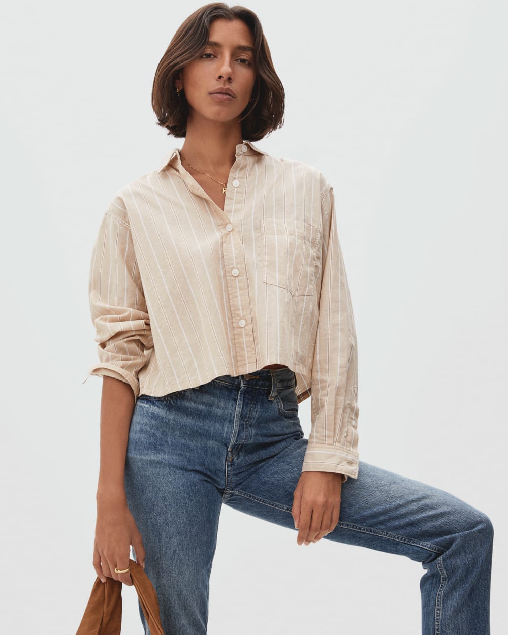 The Way-Short Shirt in Silky Cotton in Golden Brown / White — detail view