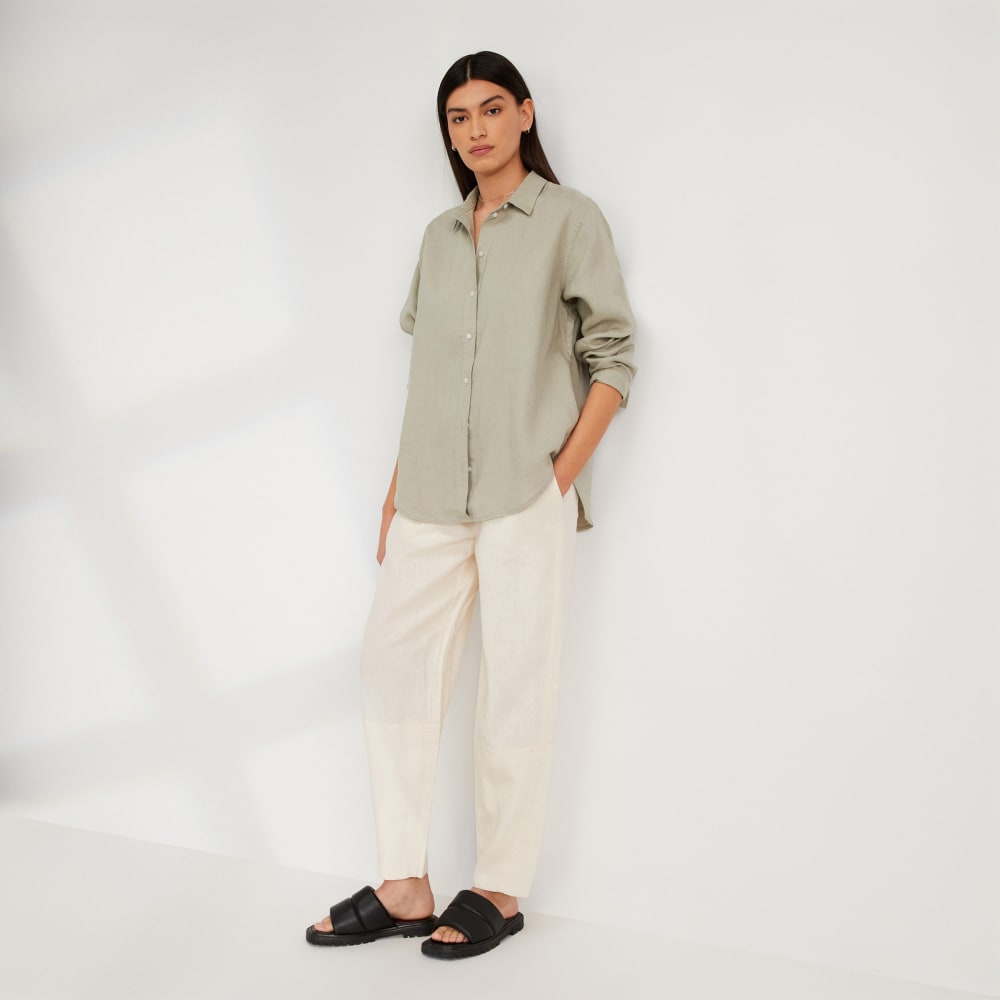 The Must-Have Shirt in Linen in Seagrass — detail view
