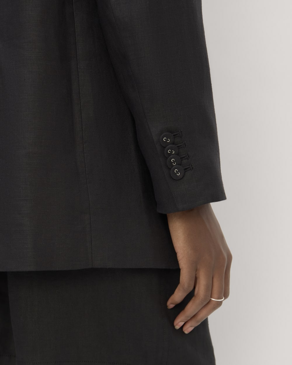 The Oversized Blazer in Linen in Black — detail view