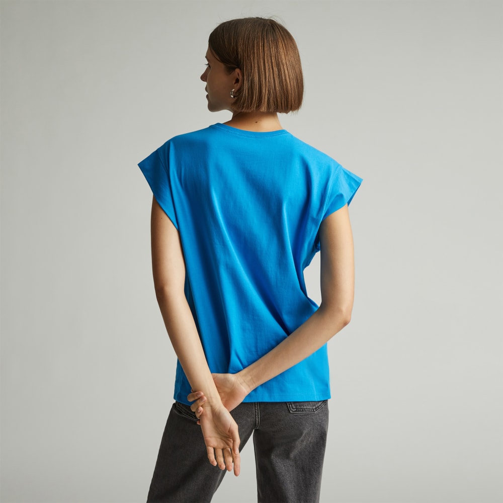 The Muscle Tee in Essential Cotton in Brilliant Blue — detail view