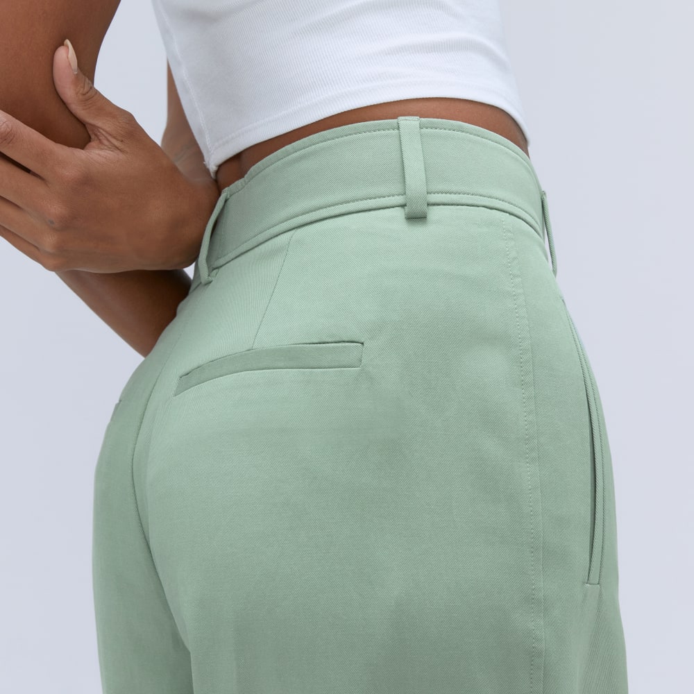 The Draper Pleated Pant in Buttersmooth in Lily Pad — detail view