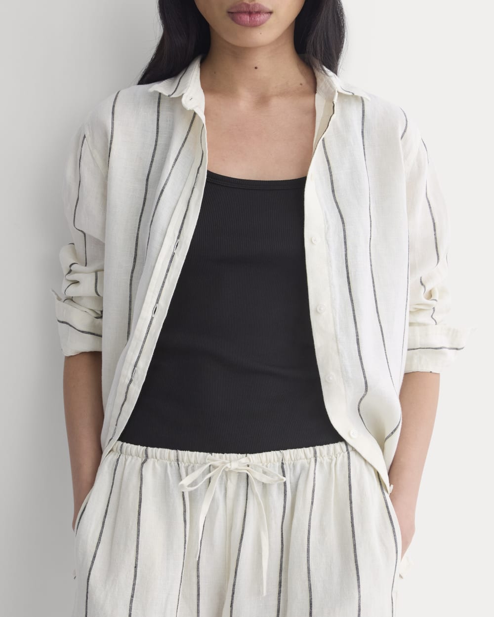 The Drawstring Pant in Linen in Gardenia/Meteorite — detail view