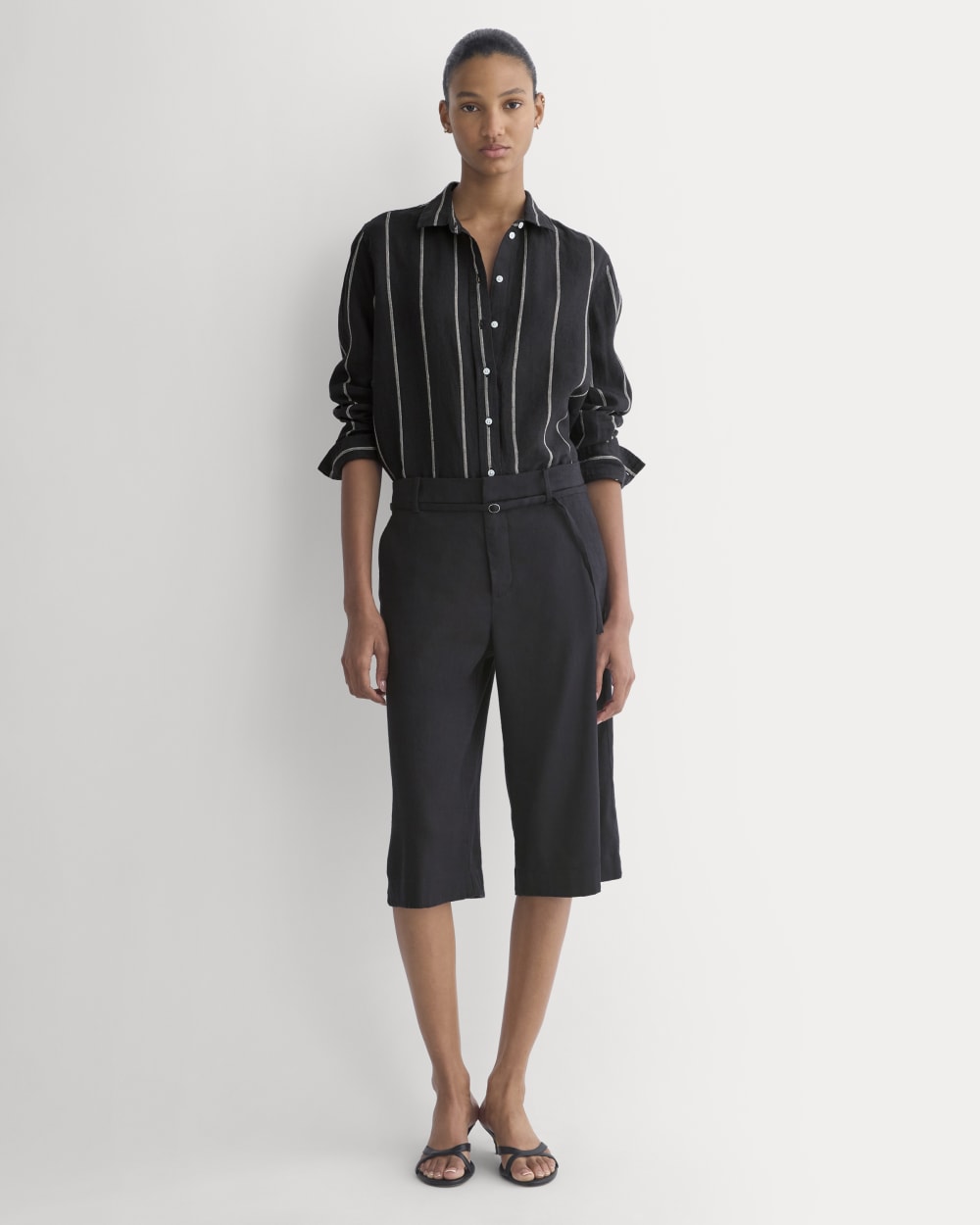 The Must-Have Shirt in Linen in Black — detail view